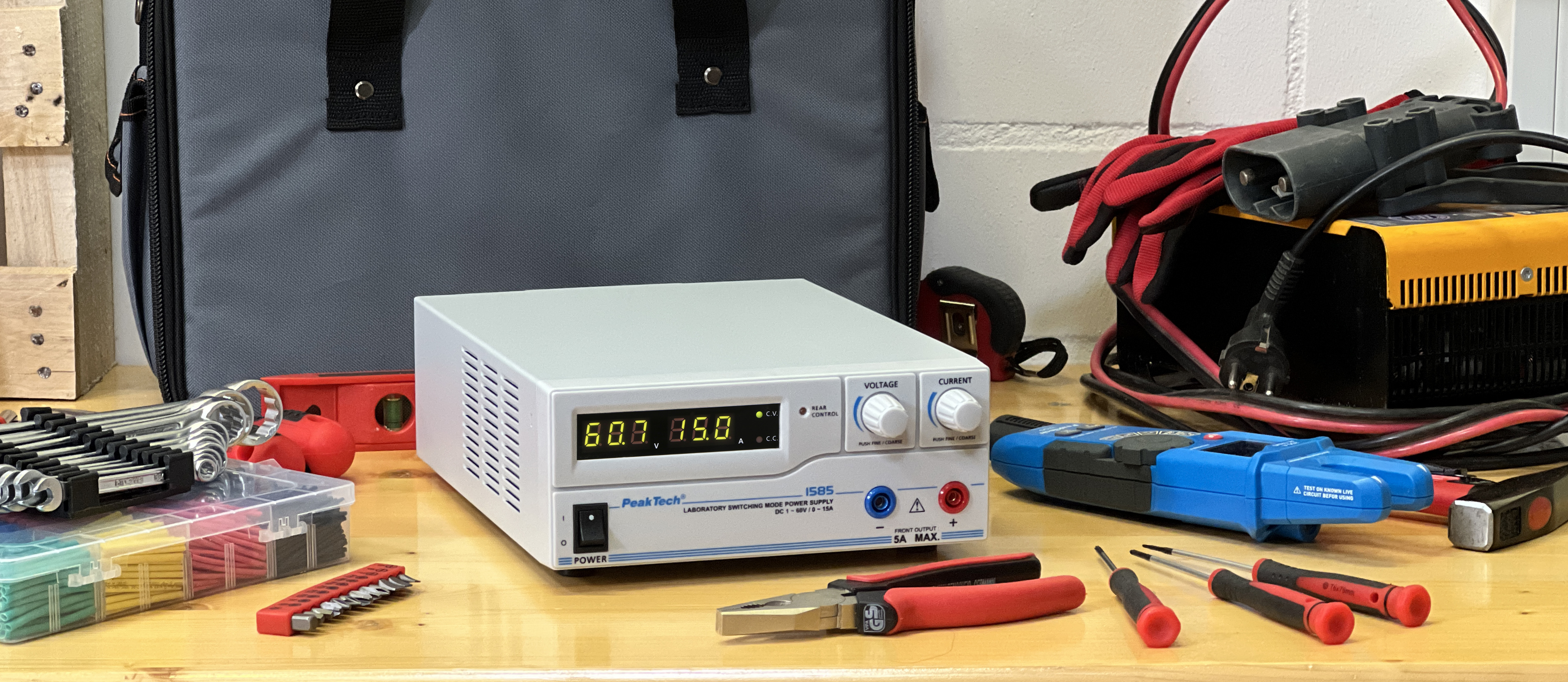 «PeakTech® P 1585» Labor-Schaltnetzteil DC 1 - 60V / 0 - 15A mit USB