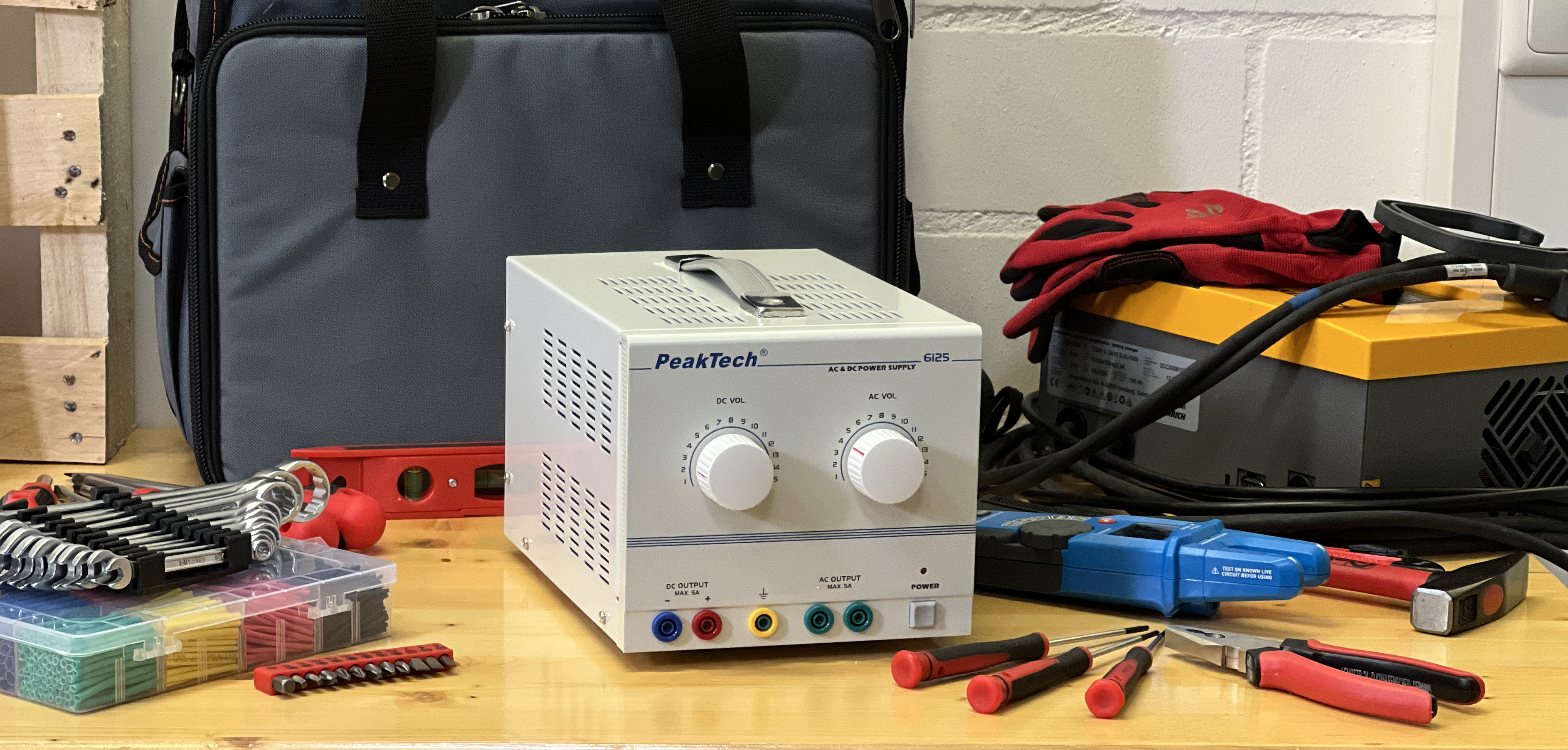 «PeakTech® P 6125» AC/DC Labornetzgerät 1 - 15 V/5 A