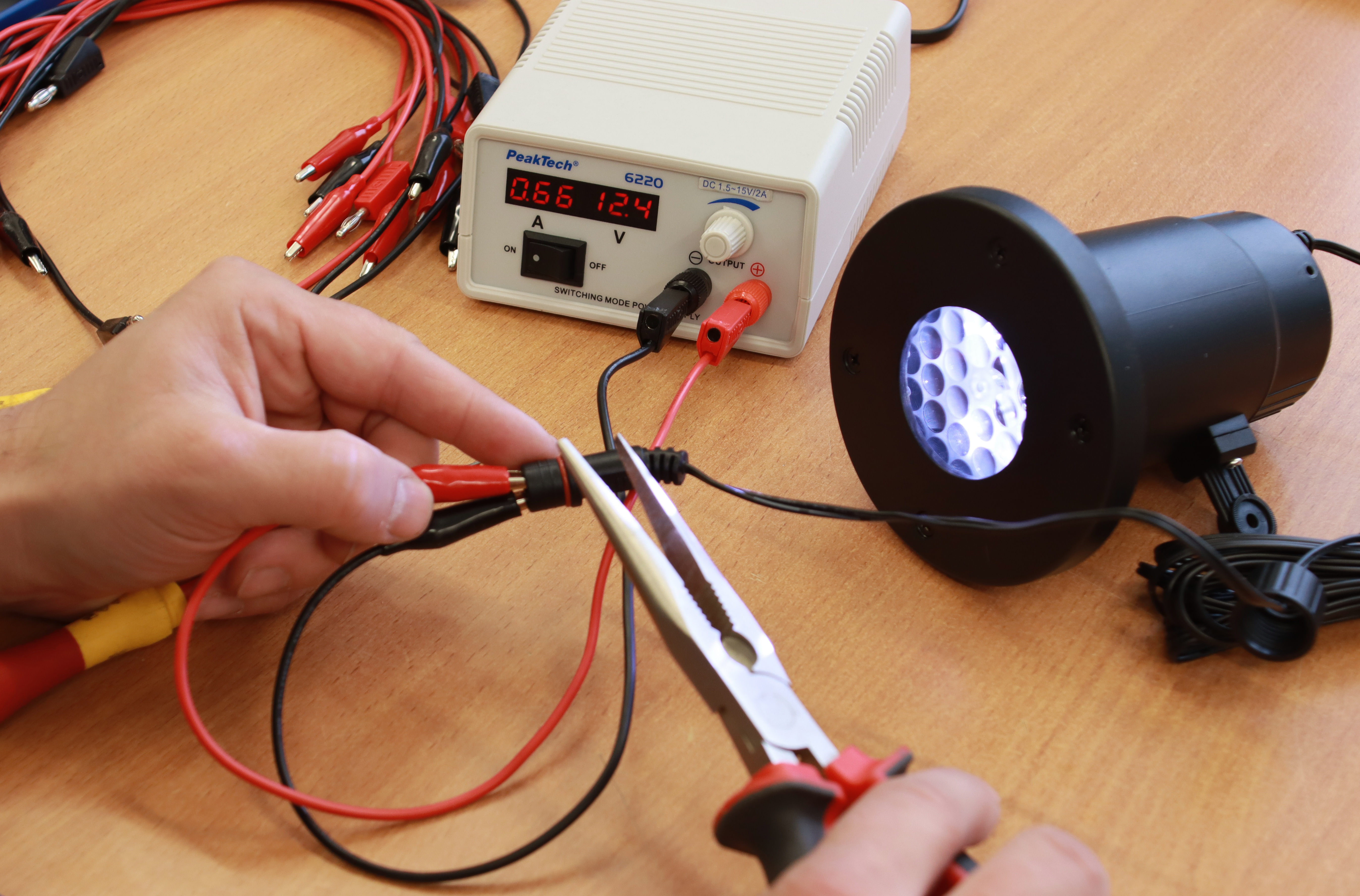 «PeakTech® P 6220» Miniature power supply, 1.5 - 15 V / 2 A DC