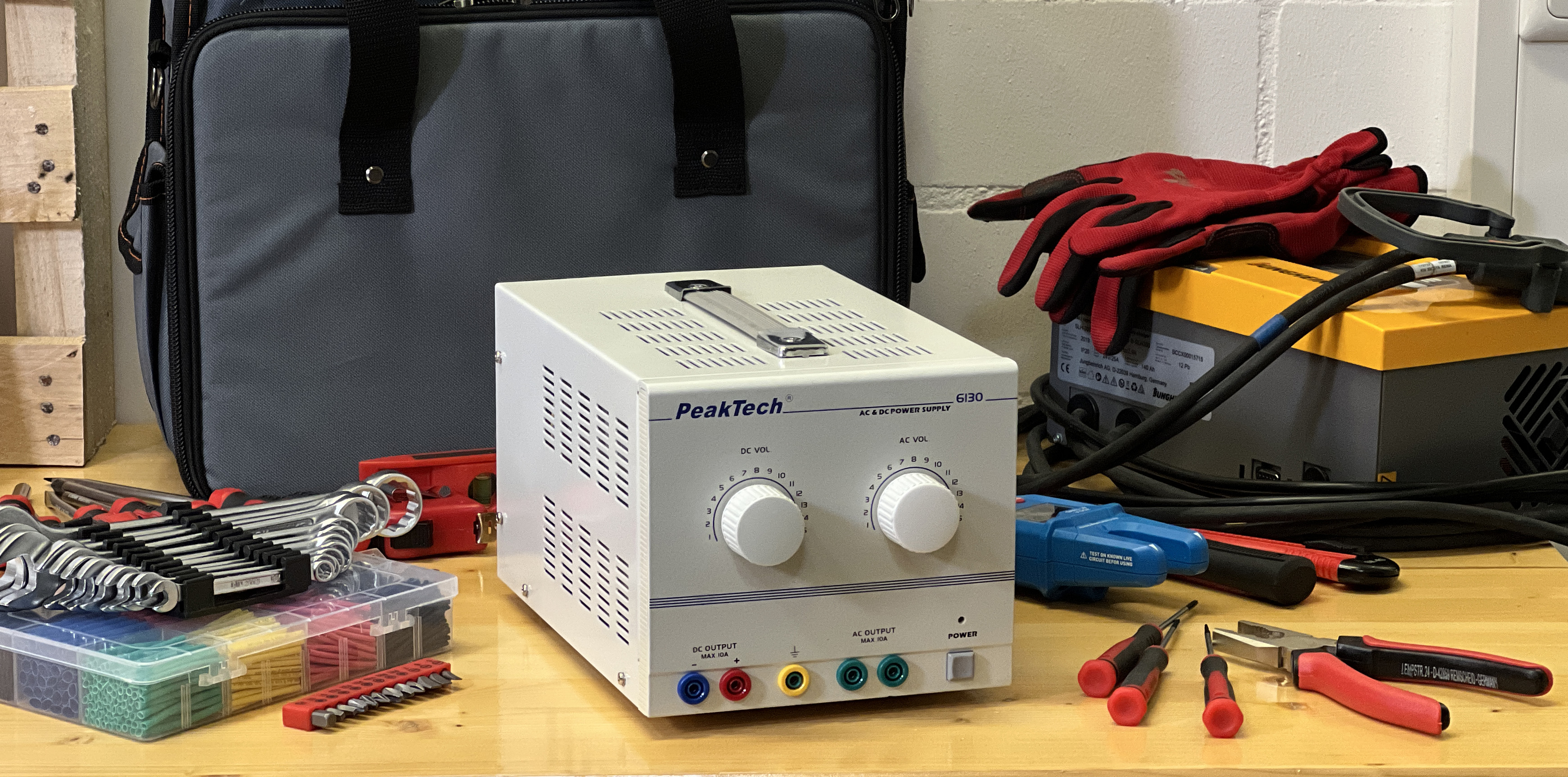 «PeakTech® P 6130» AC/DC Laboratory Power Supply 1 - 15 V/10 A
